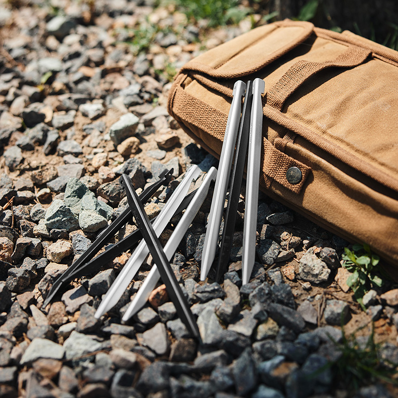 Naturehike ľahké stanové kolíky 8ks 20cm - čierne